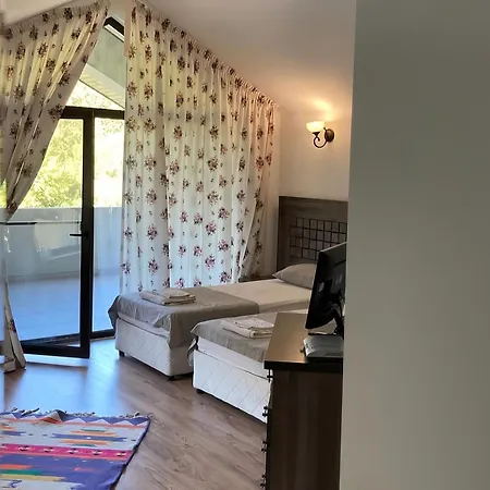 дивият божур Nyaraló *